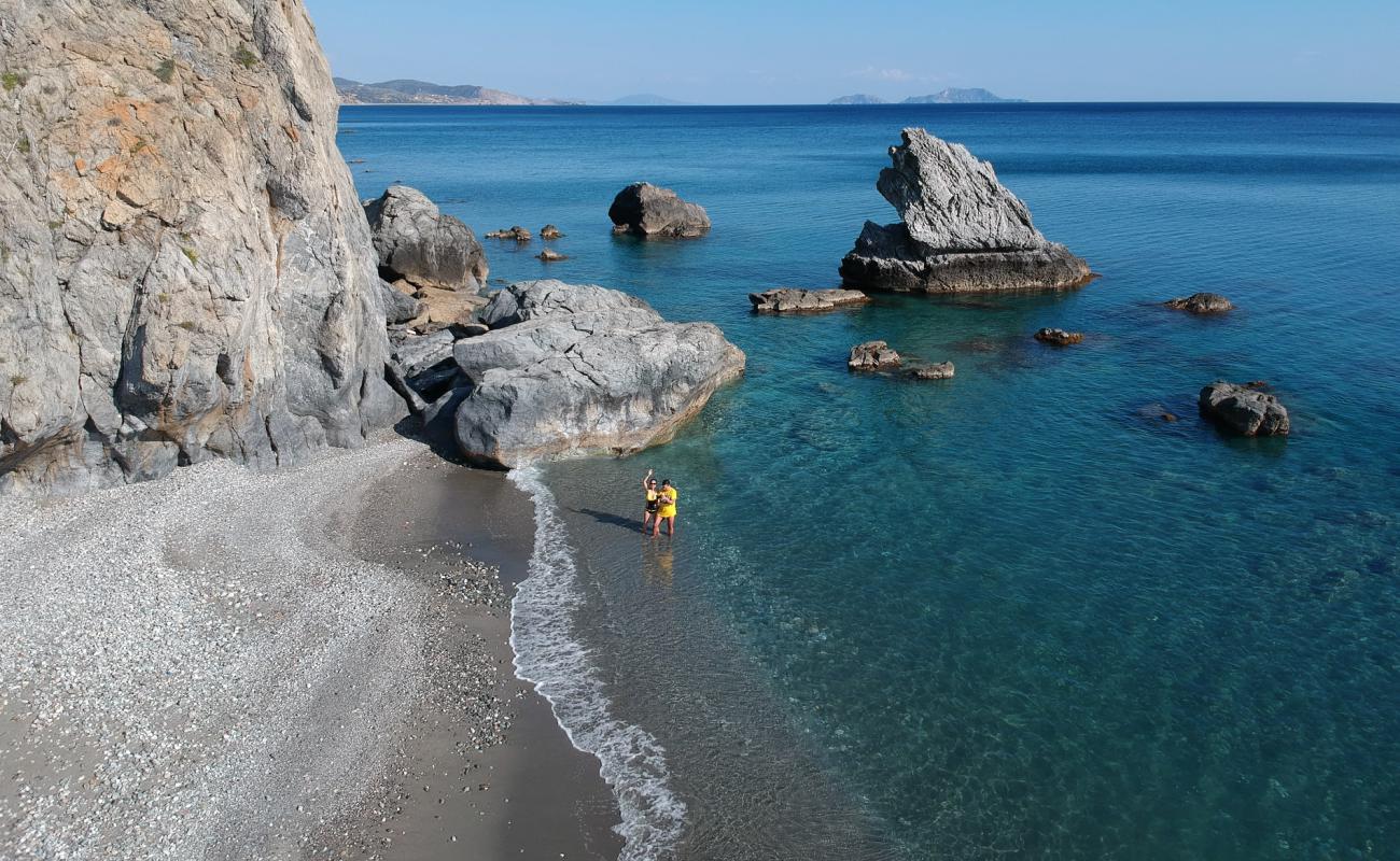 Foto af Vasilis Rock beach med gråt sand og sten overflade