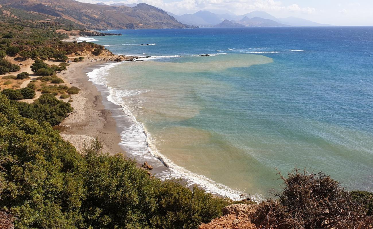 Foto af Agia Marina beach med gråt sand og småsten overflade