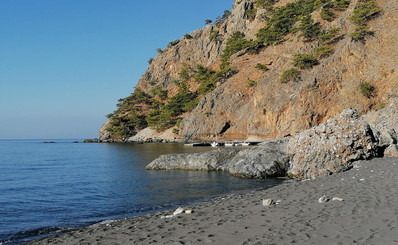 Foto af Agia Roumeli med grå sand overflade