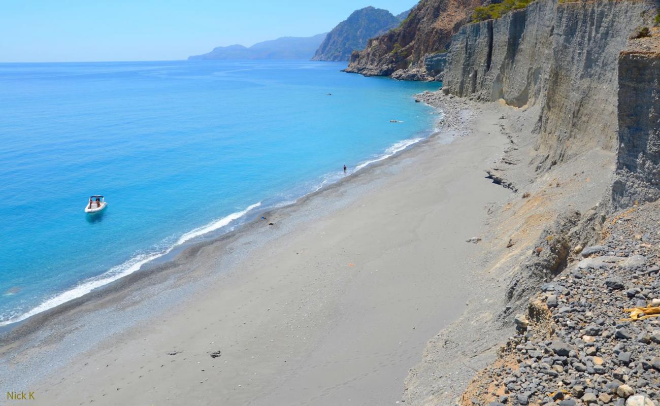 Foto af Domata beach med gråt sand og småsten overflade