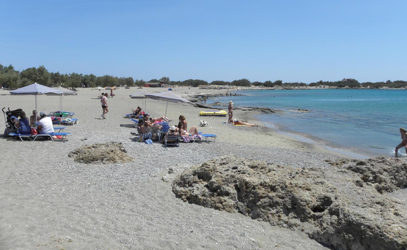 Foto af Alonaki med gråt sand og småsten overflade