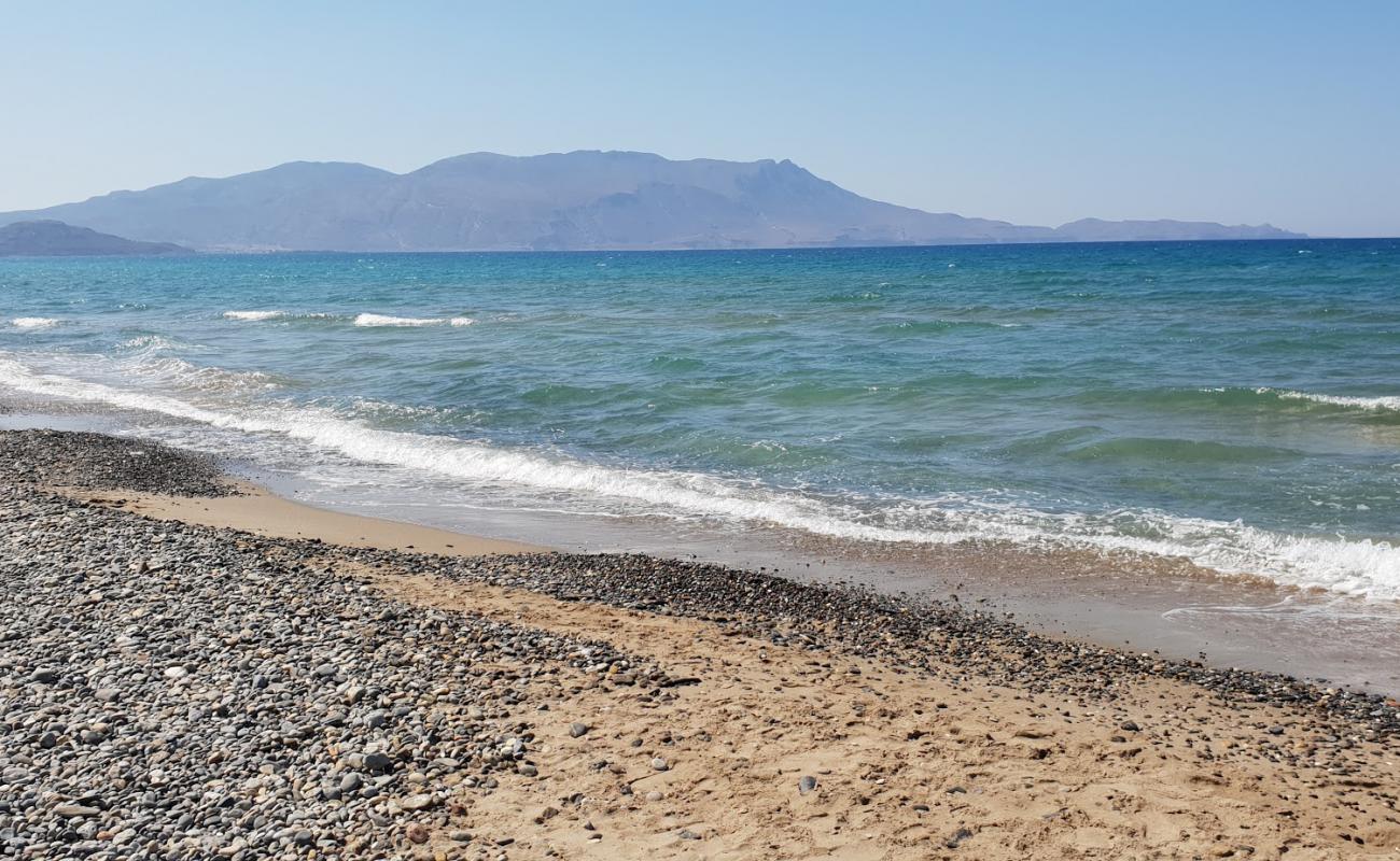 Foto af Drapanias beach med gråt sand og småsten overflade