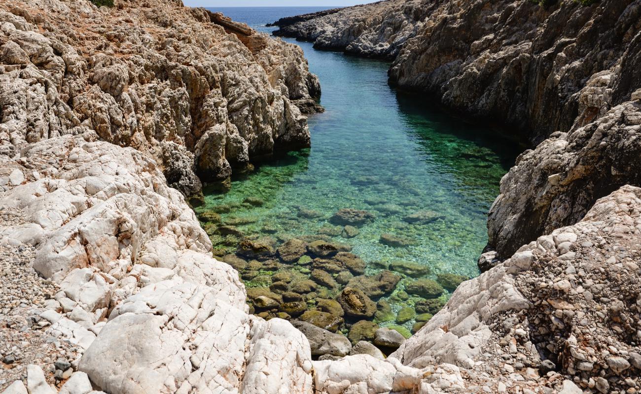 Foto af Katholiko Beach med sten overflade