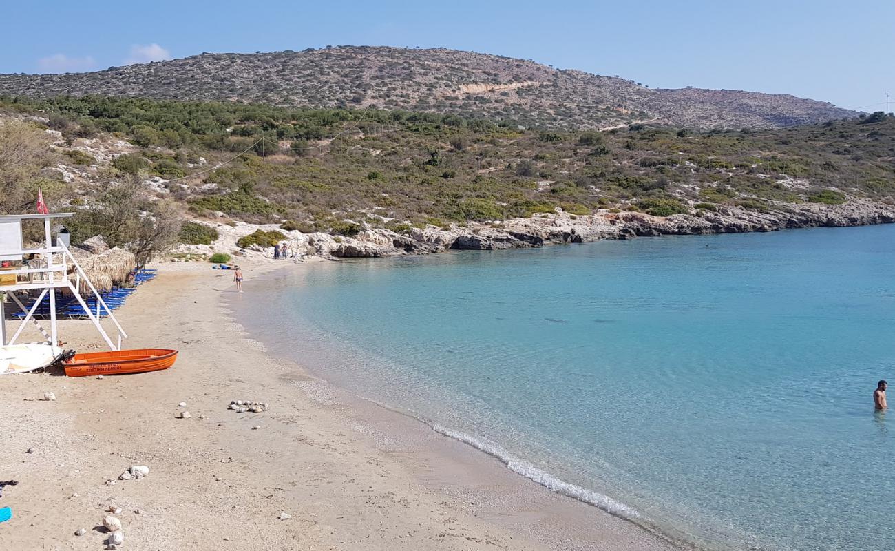 Foto af Loutraki Beach med let sand og småsten overflade