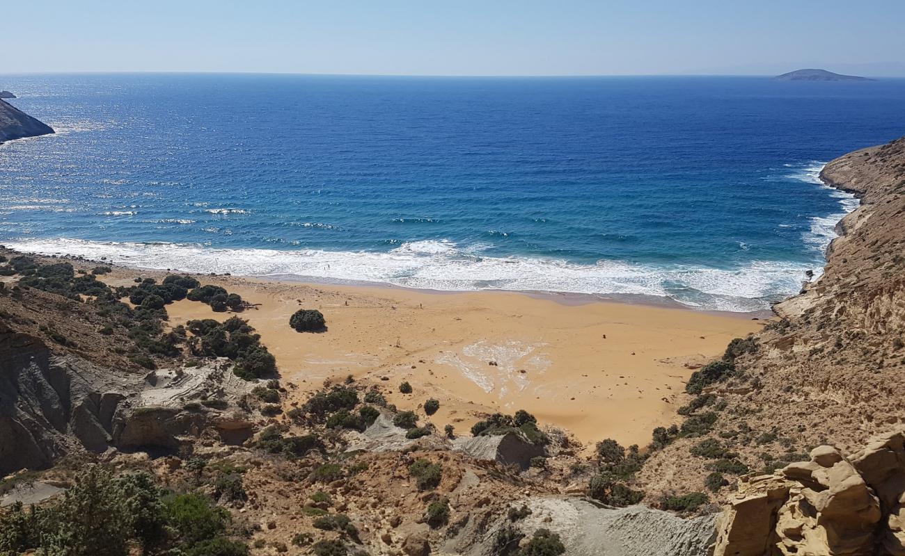 Foto af Potamos beach med brunt sand overflade