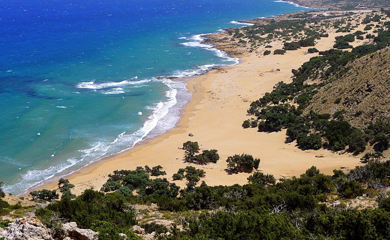 Foto af Spiaggia Lavrakas med lys sand overflade