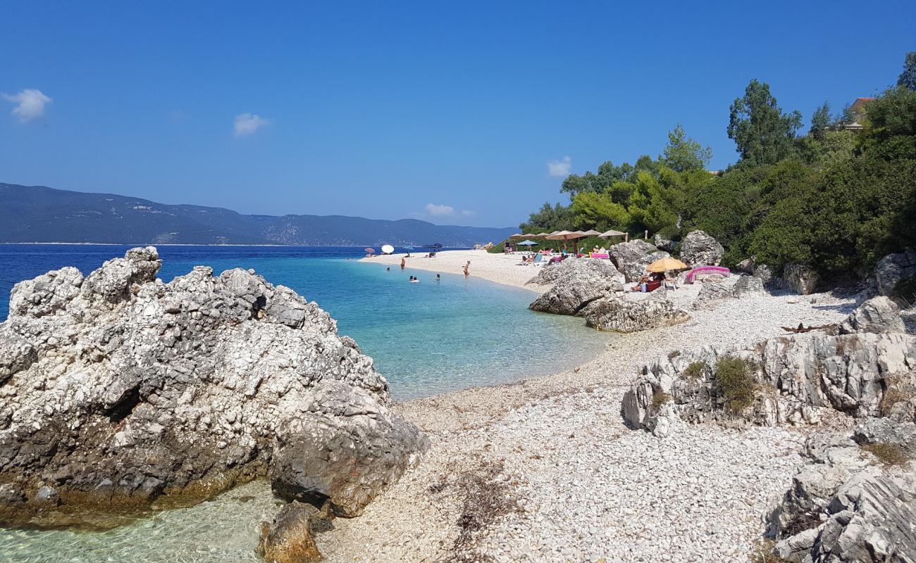 Foto af Aspros Gialos II Strand med let fin sten overflade