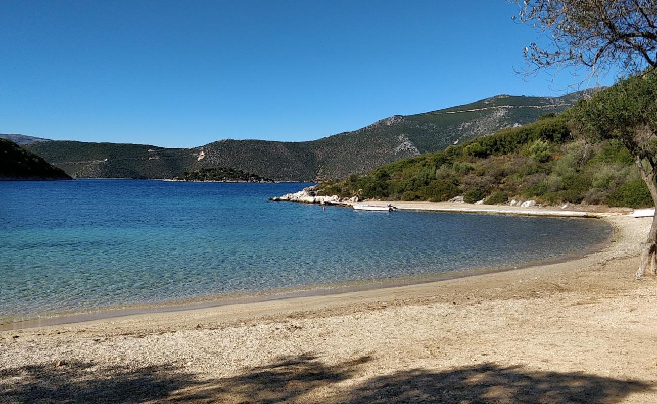 Foto af Loutsa beach med let sand og småsten overflade