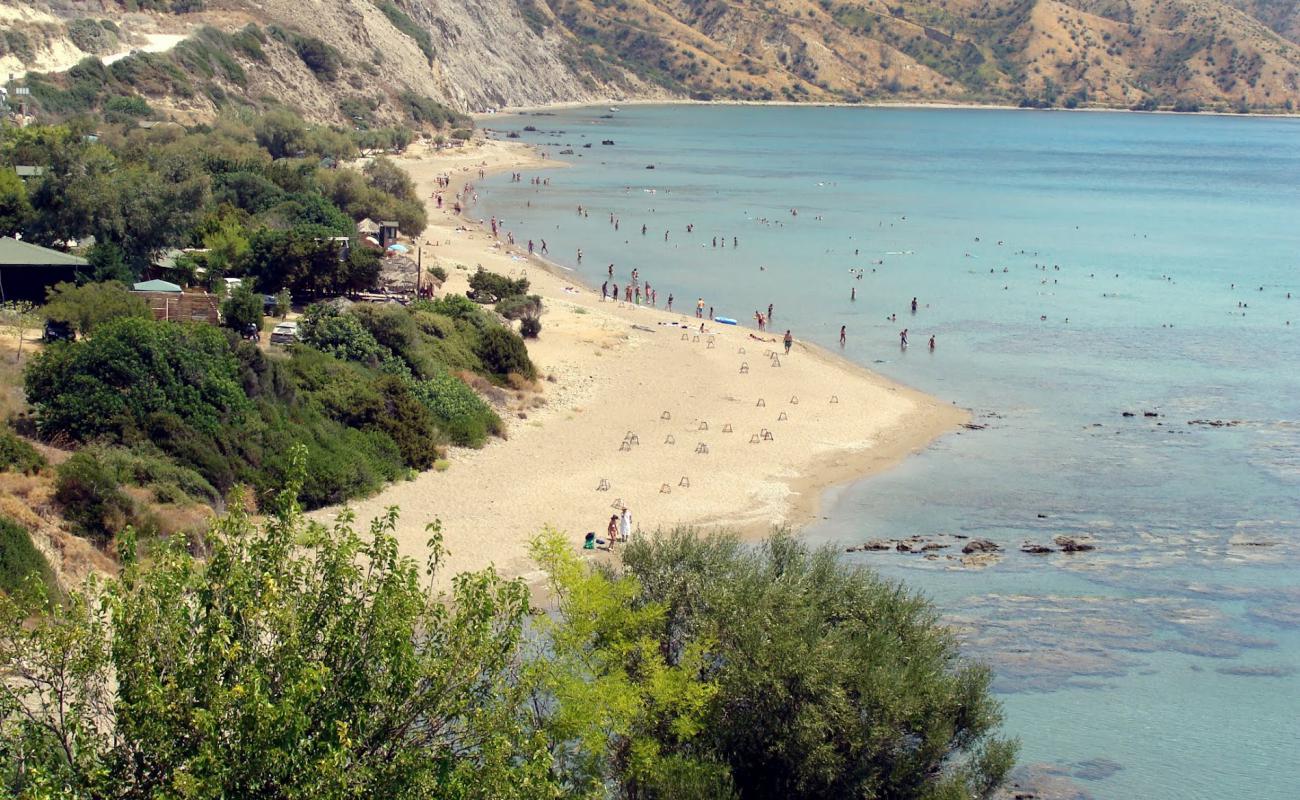 Foto af Dafni Strand med let sand og småsten overflade