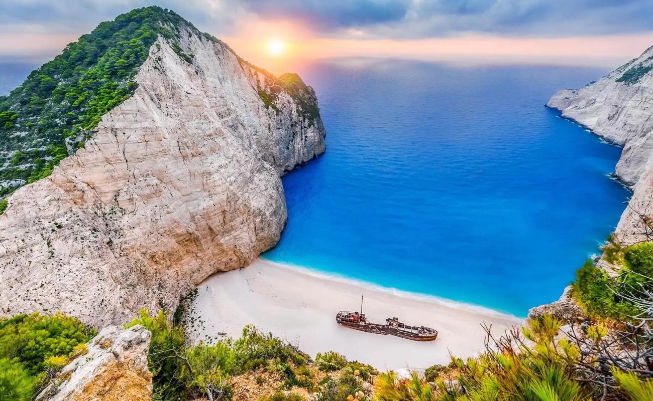 Foto af Navagio Strand (Skibsvrag) med let fin sten overflade