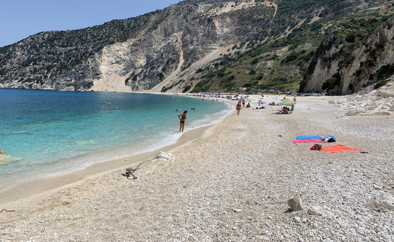 Foto af Myrtos Strand med let fin sten overflade