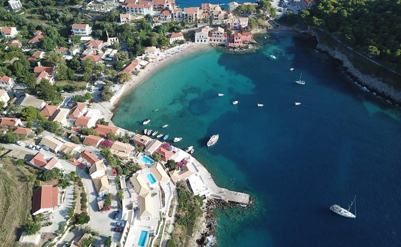 Foto af Assos beach med grå sten overflade