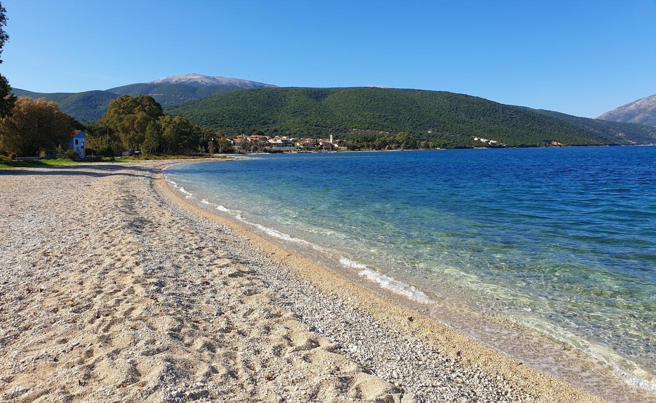 Foto af Karavomilos beach med let fin sten overflade