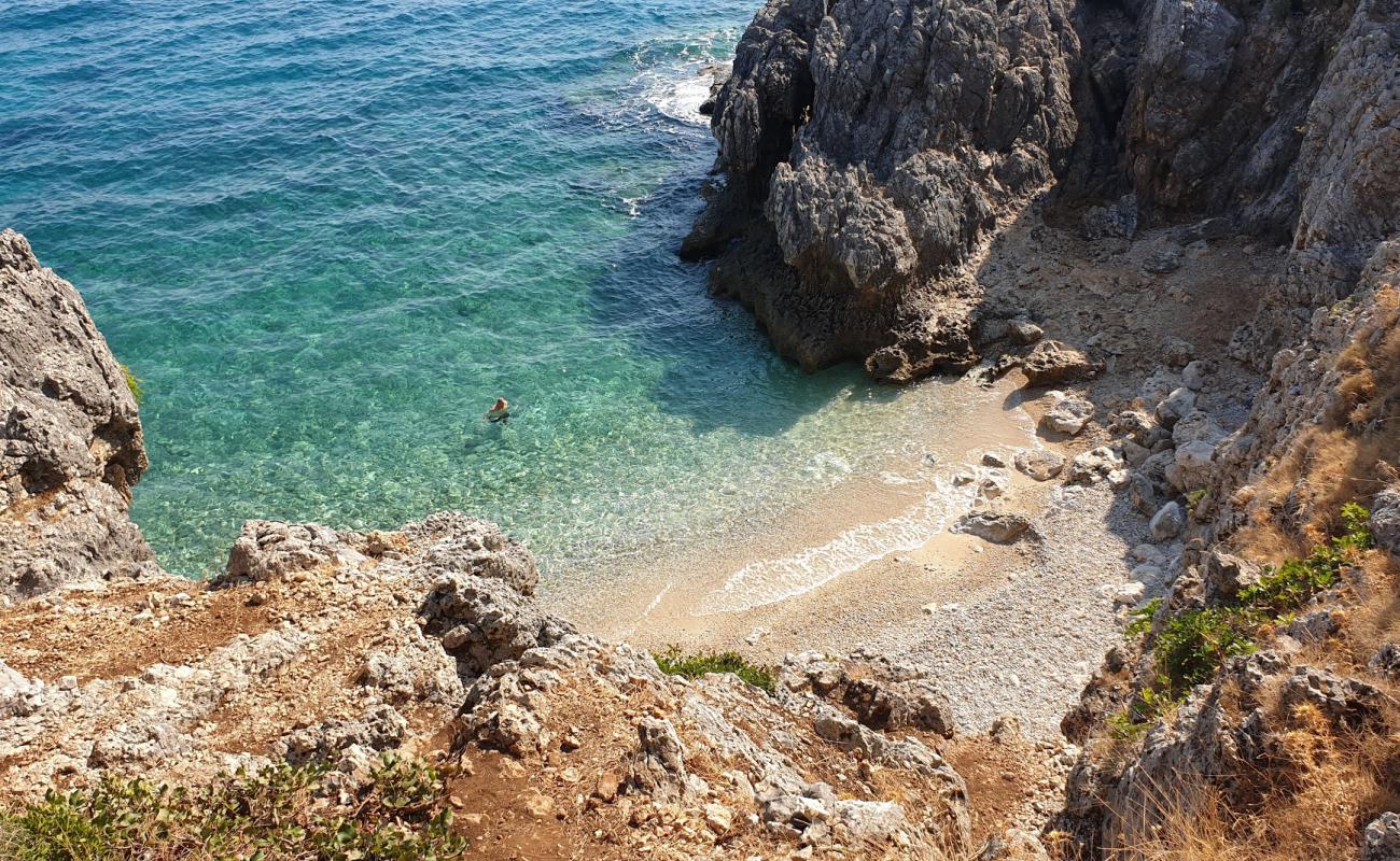 Foto af Kako Lagadi beach bakket op af klipperne