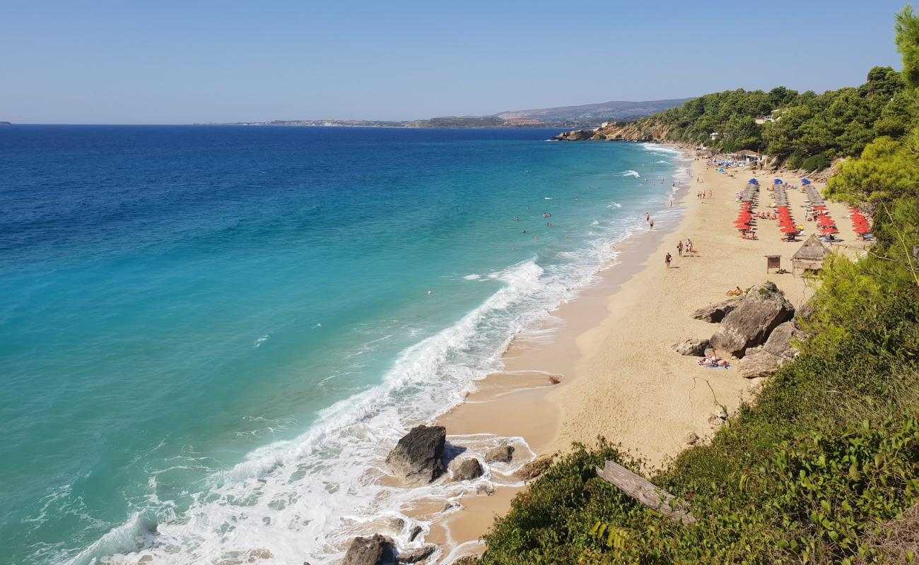 Foto af Makris Gialos Strand med fin brunt sand overflade