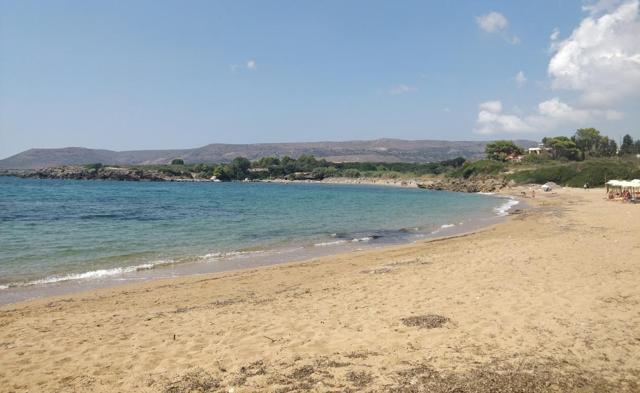 Foto af Vrachinari beach med brunt sand overflade