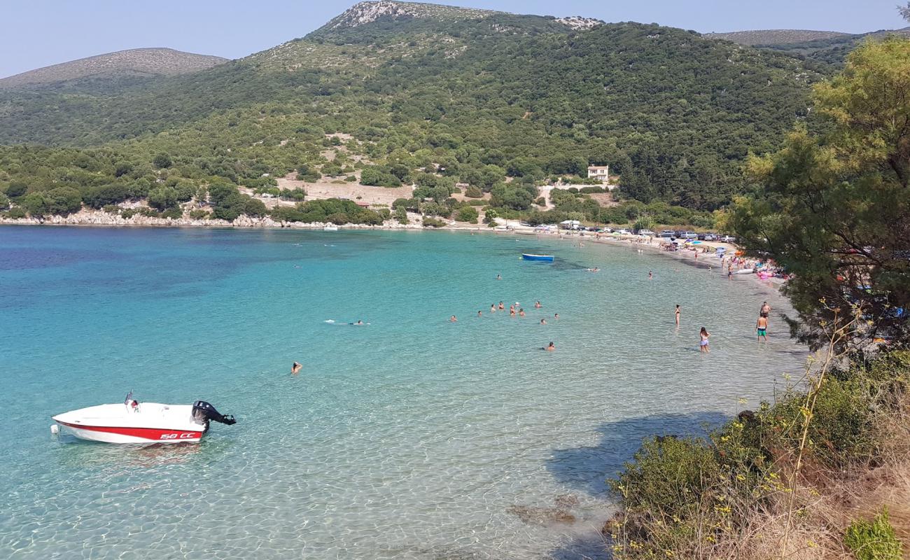 Foto af Paralia Atheras med grå sand overflade