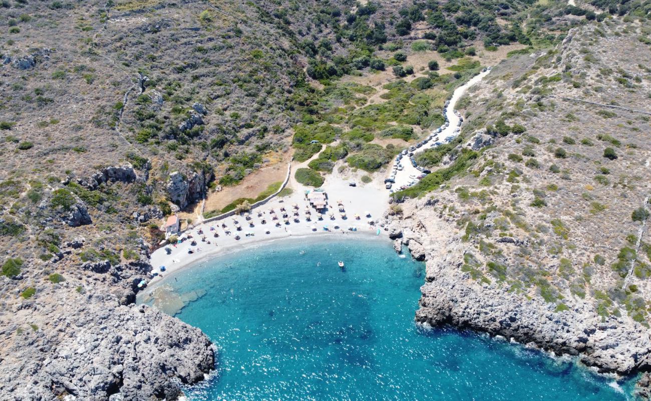 Foto af Fourni beach med grå sten overflade