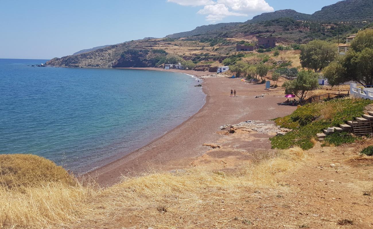 Foto af Paralia Firi Ammos med brun sten overflade