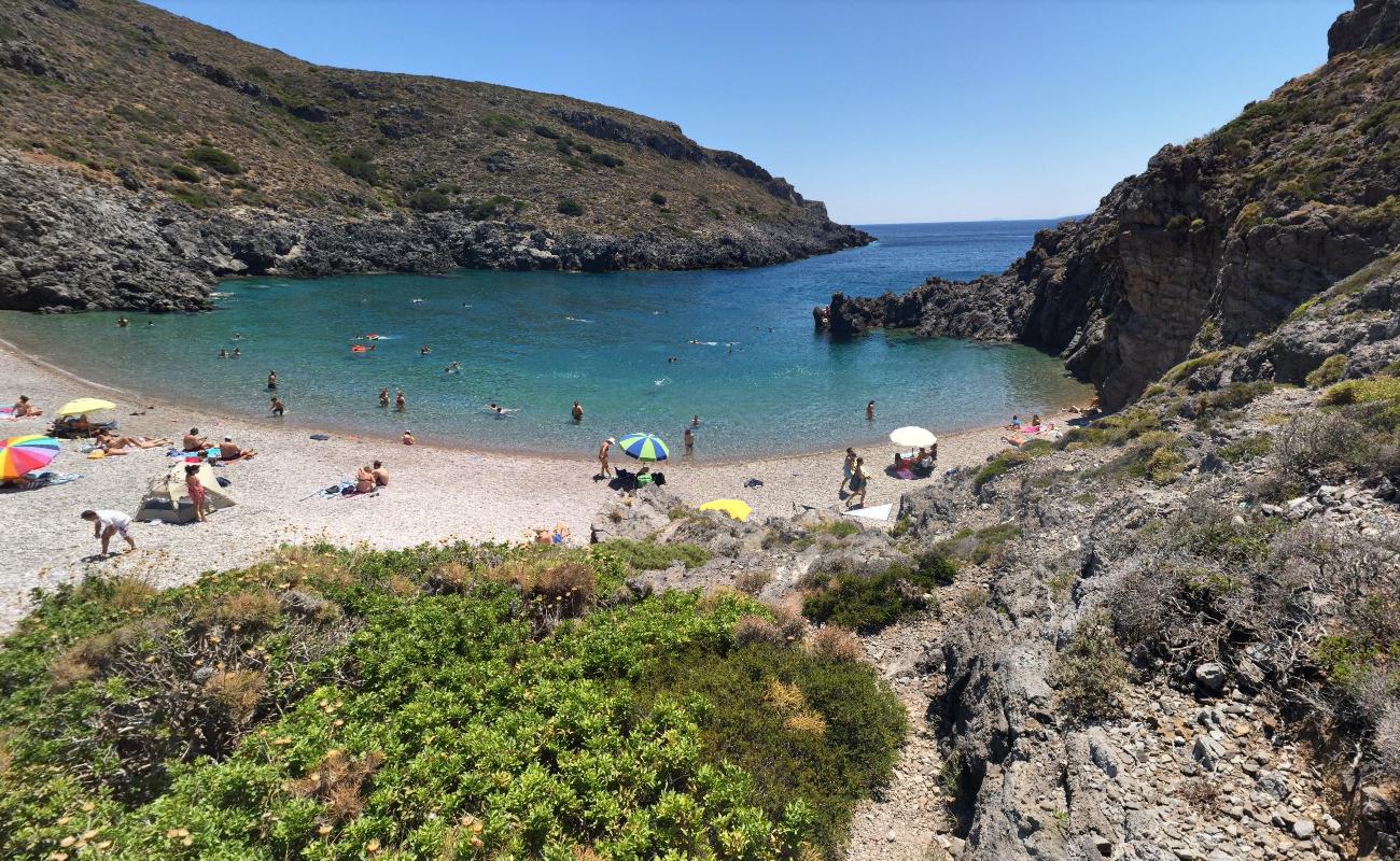 Foto af Paralia Chalkos bakket op af klipperne