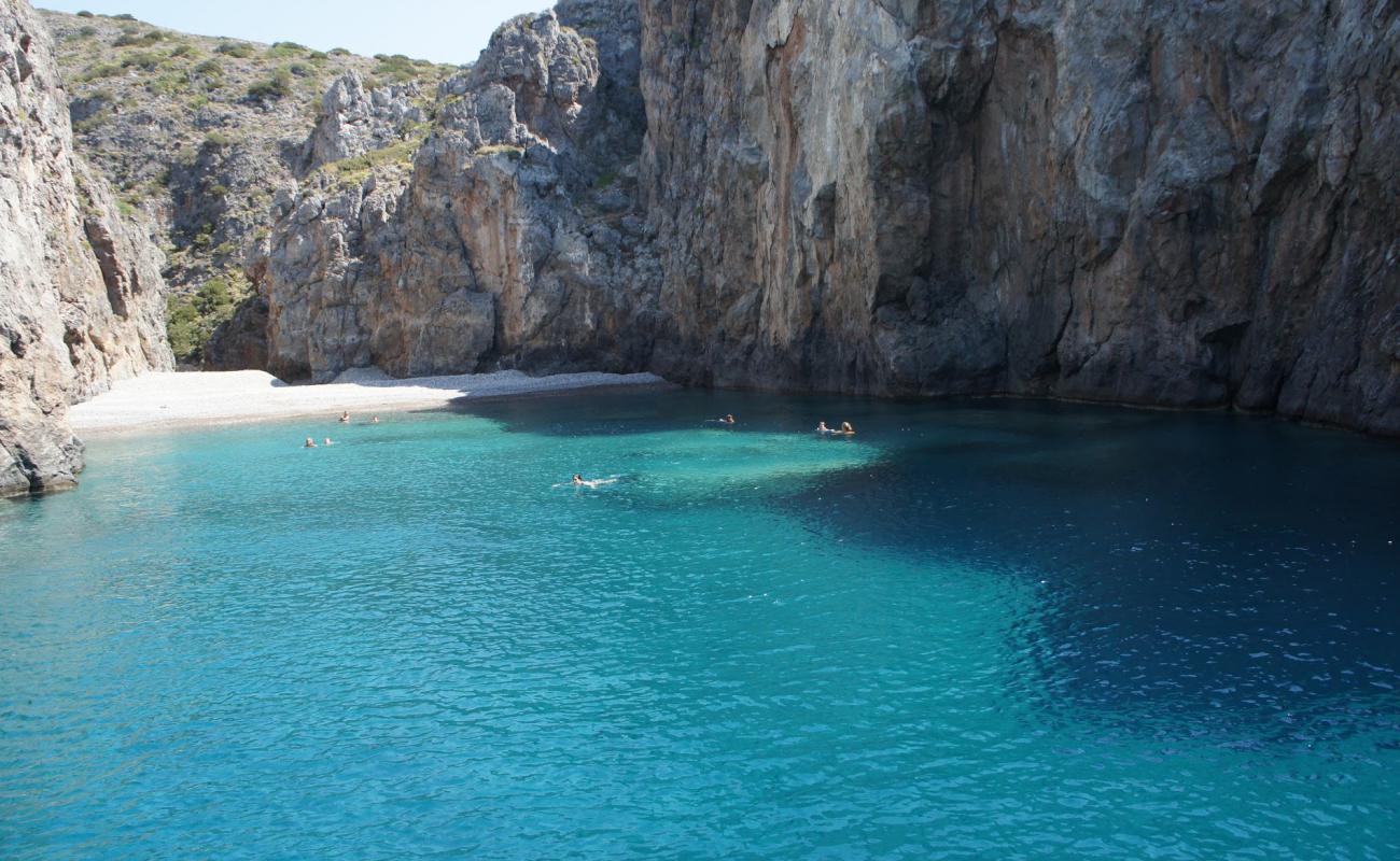 Foto af Kiriakoulou beach med brun sten overflade