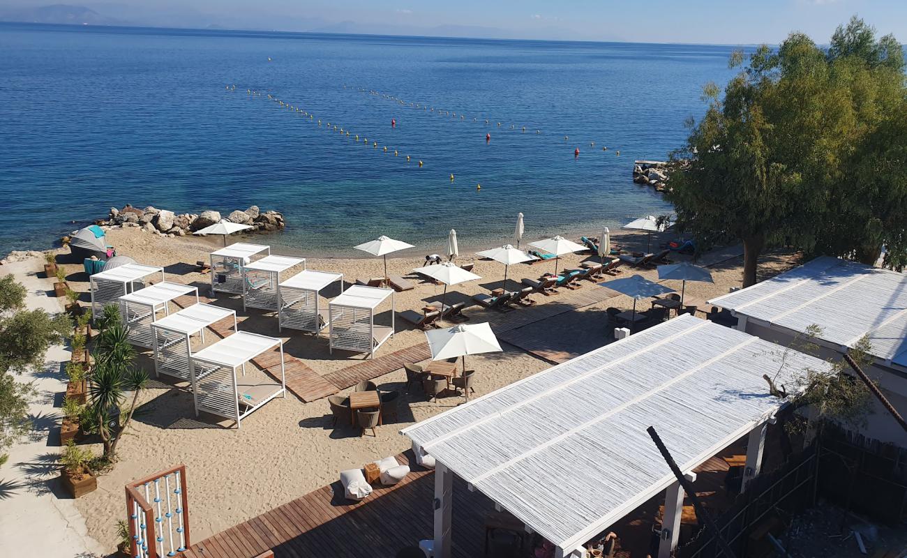 Foto af Benitses beach II med gråt sand og småsten overflade