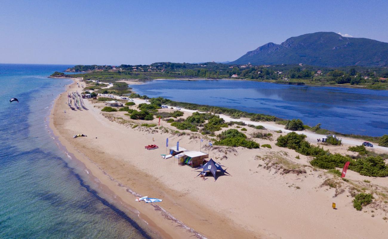 Foto af Stranden Halikounas med lys fint sand overflade