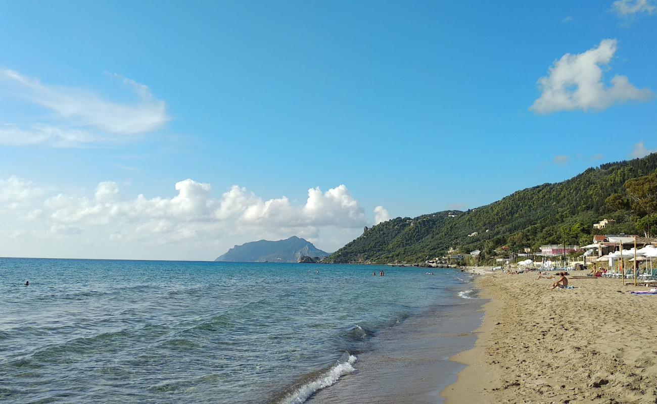 Foto af Agios Gordios Strand med lys fint sand overflade