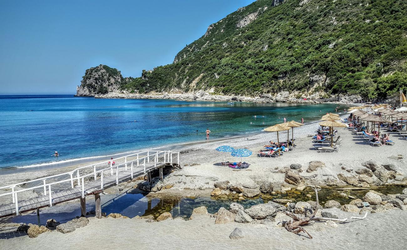 Foto af Ermones Strand med gråt sand og småsten overflade