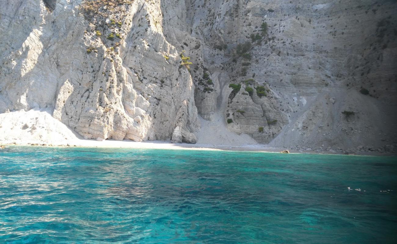 Foto af Plaka beach med grå sten overflade