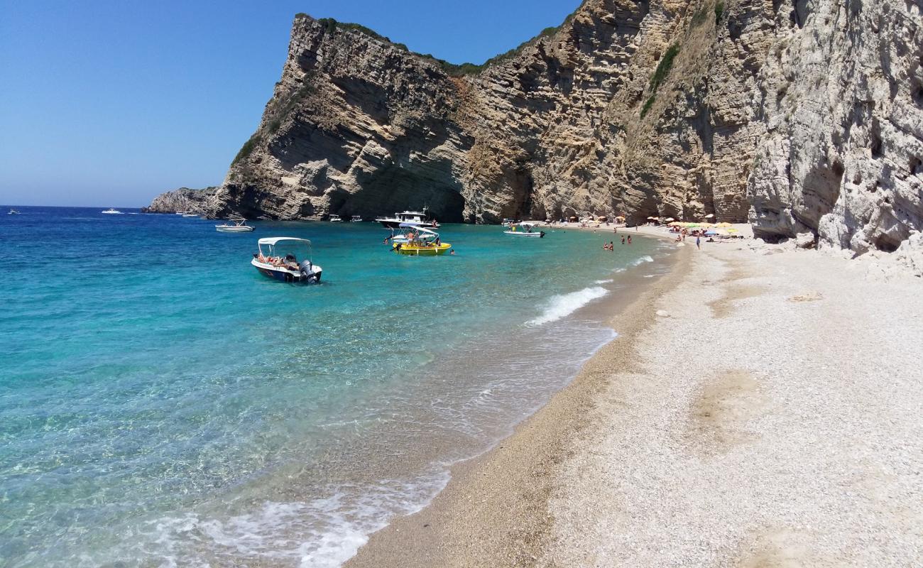 Foto af Chomi Strand med let sand og småsten overflade