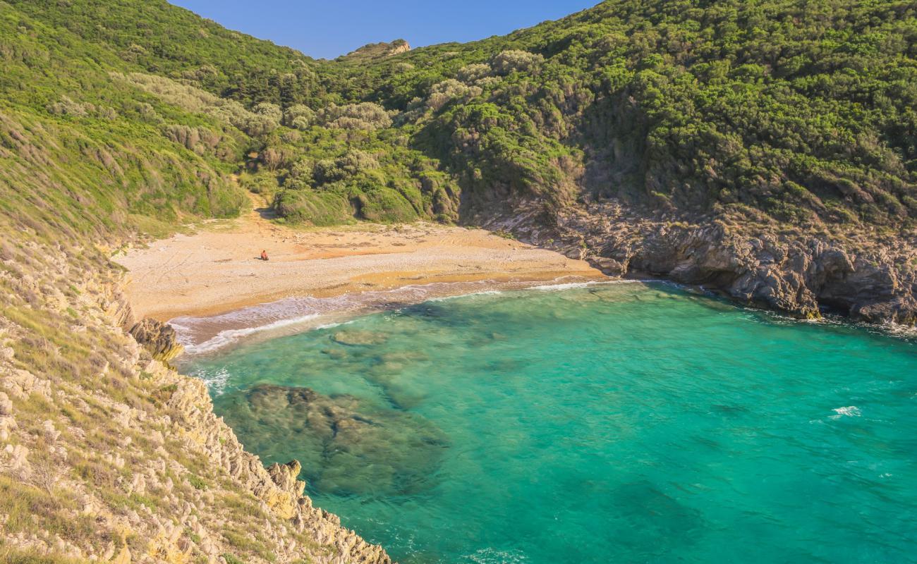 Foto af Iliodoros beach med let sand og småsten overflade