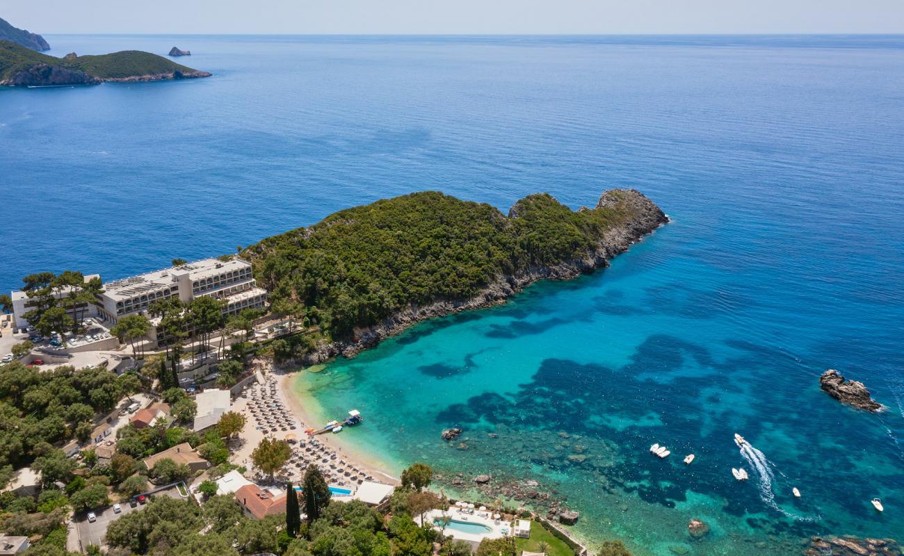 Foto af Agia Triada Strand med let sand og småsten overflade