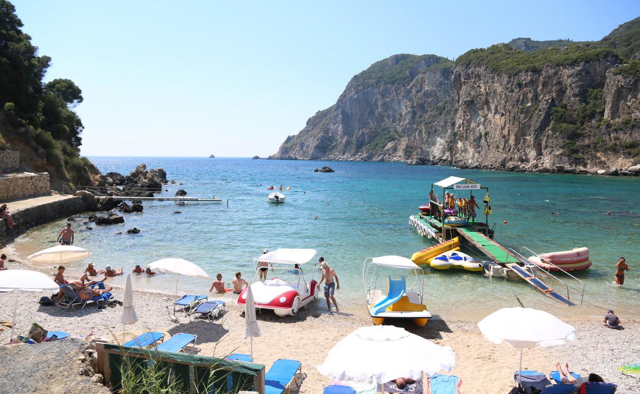 Foto af Agios Petros Strand med let sand og småsten overflade