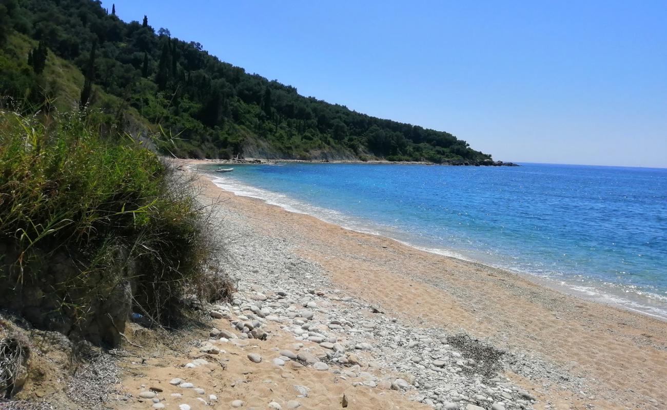 Foto af Akrokiali beach med sort sand og småsten overflade