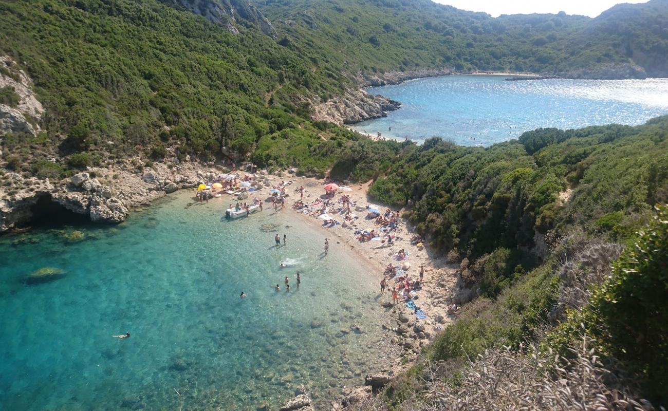 Foto af Porto Timoni med let sand og småsten overflade