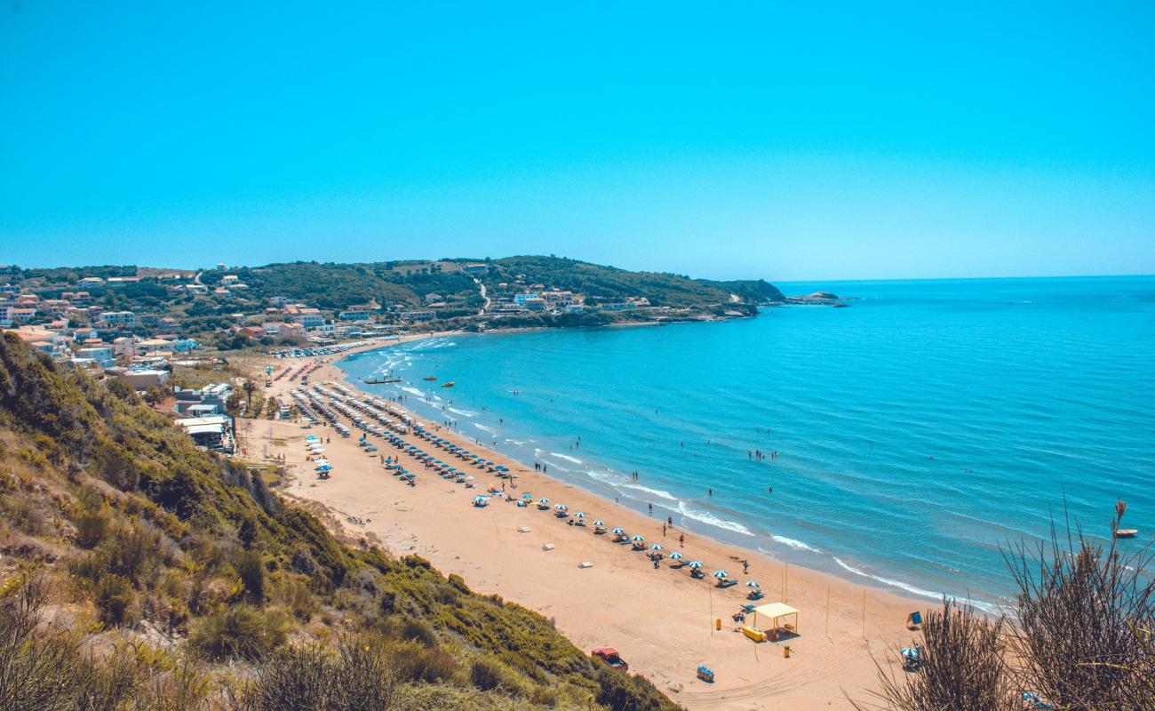 Foto af Agios Stefanos Strand med fin brunt sand overflade