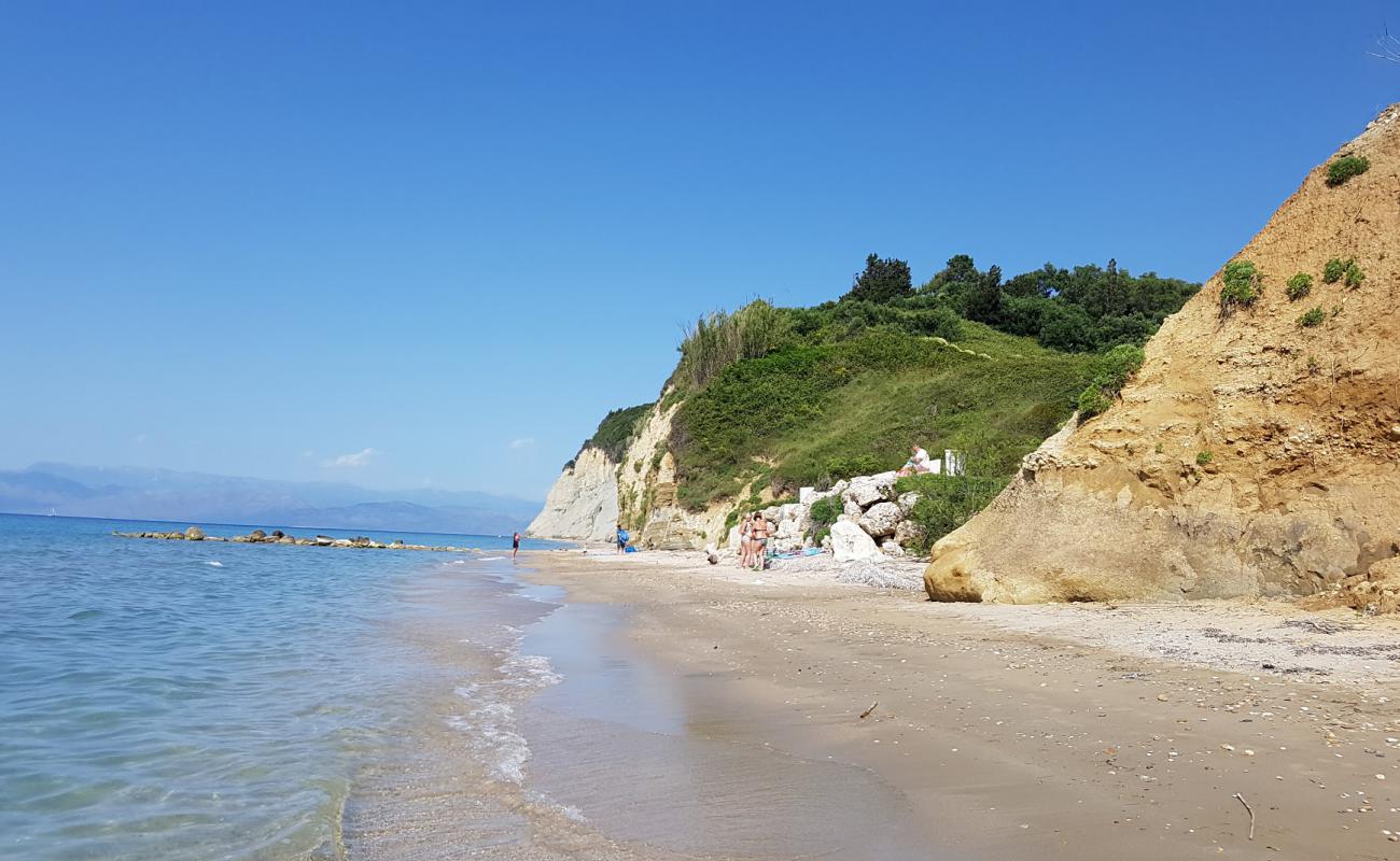 Foto af Gialos beach med let sand og småsten overflade