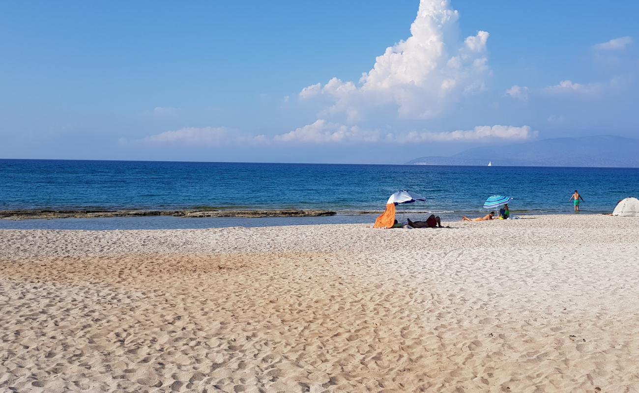 Foto af Gialiskari Beach med let sand og småsten overflade