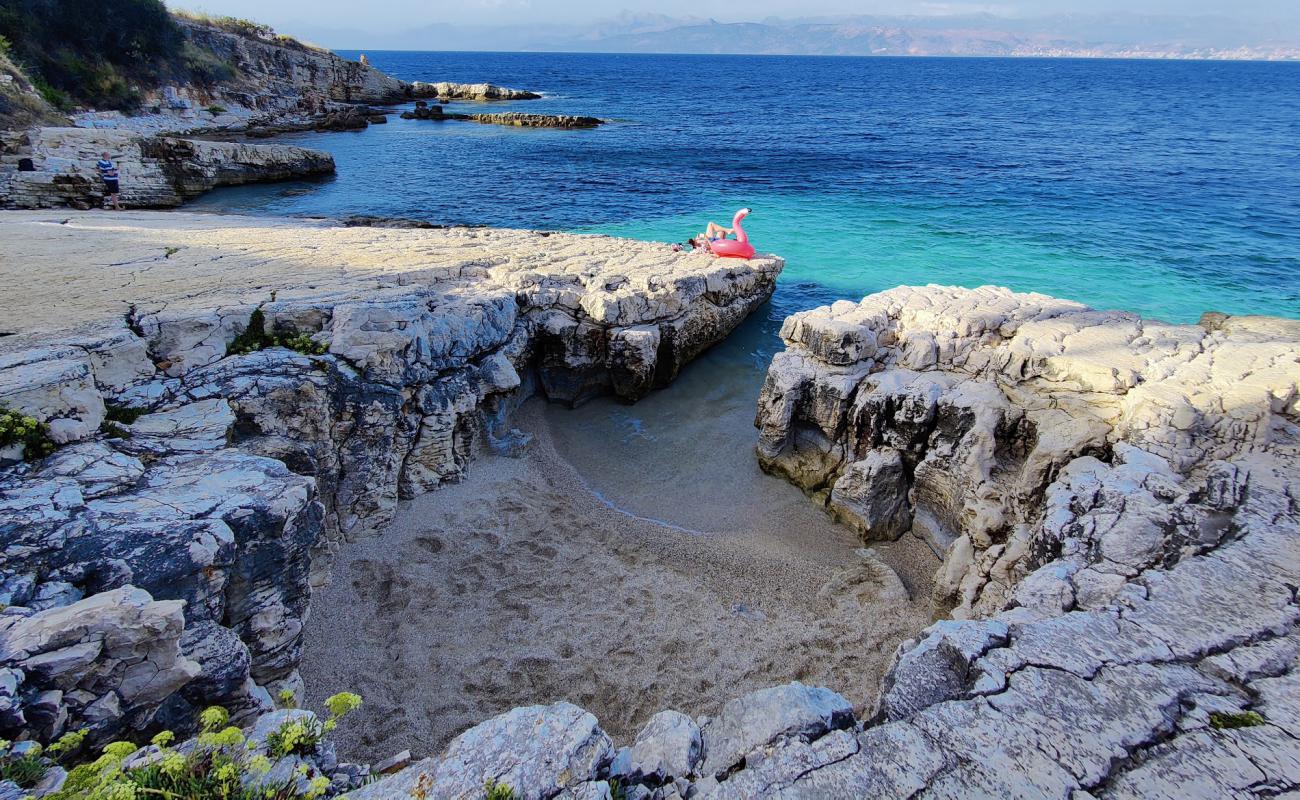 Foto af Kanoni Beach med sten overflade