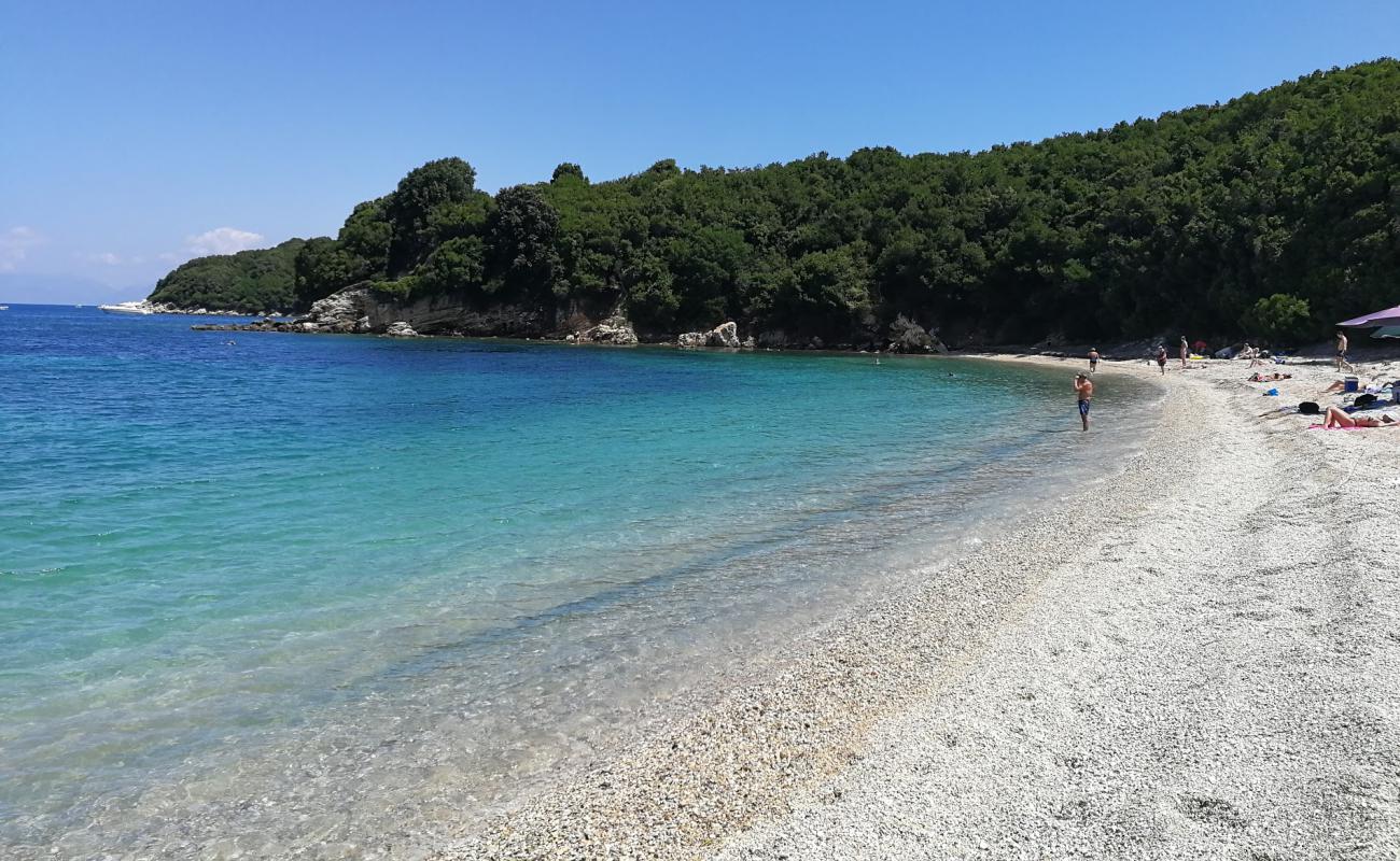 Foto af Avlaki Beach med let fin sten overflade