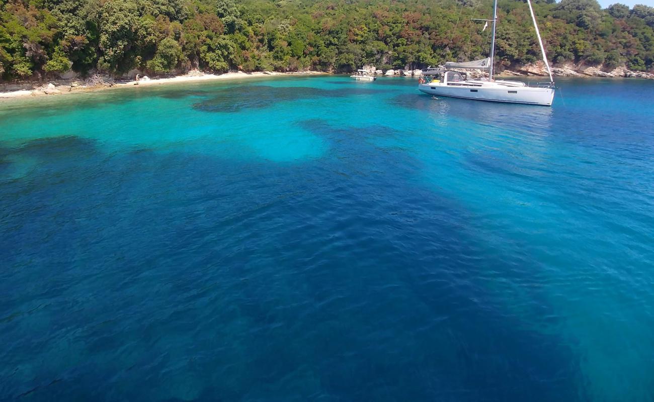 Foto af Vrachli Beach med let fin sten overflade