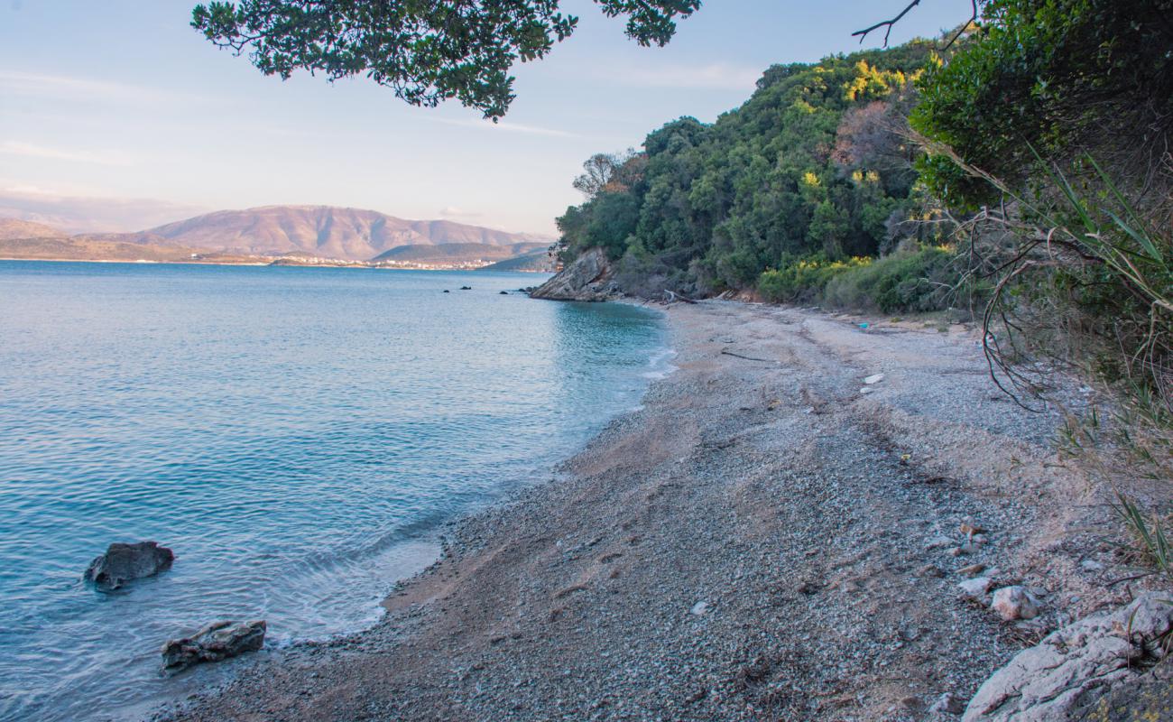 Foto af Tzoufaka beach med sort sand og småsten overflade