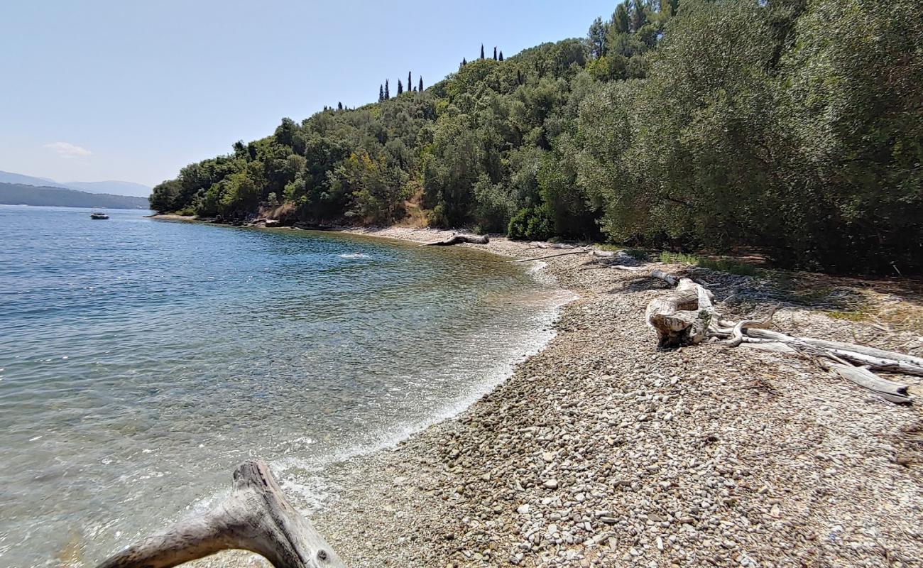 Foto af Kassopei beach med gråt sand og småsten overflade