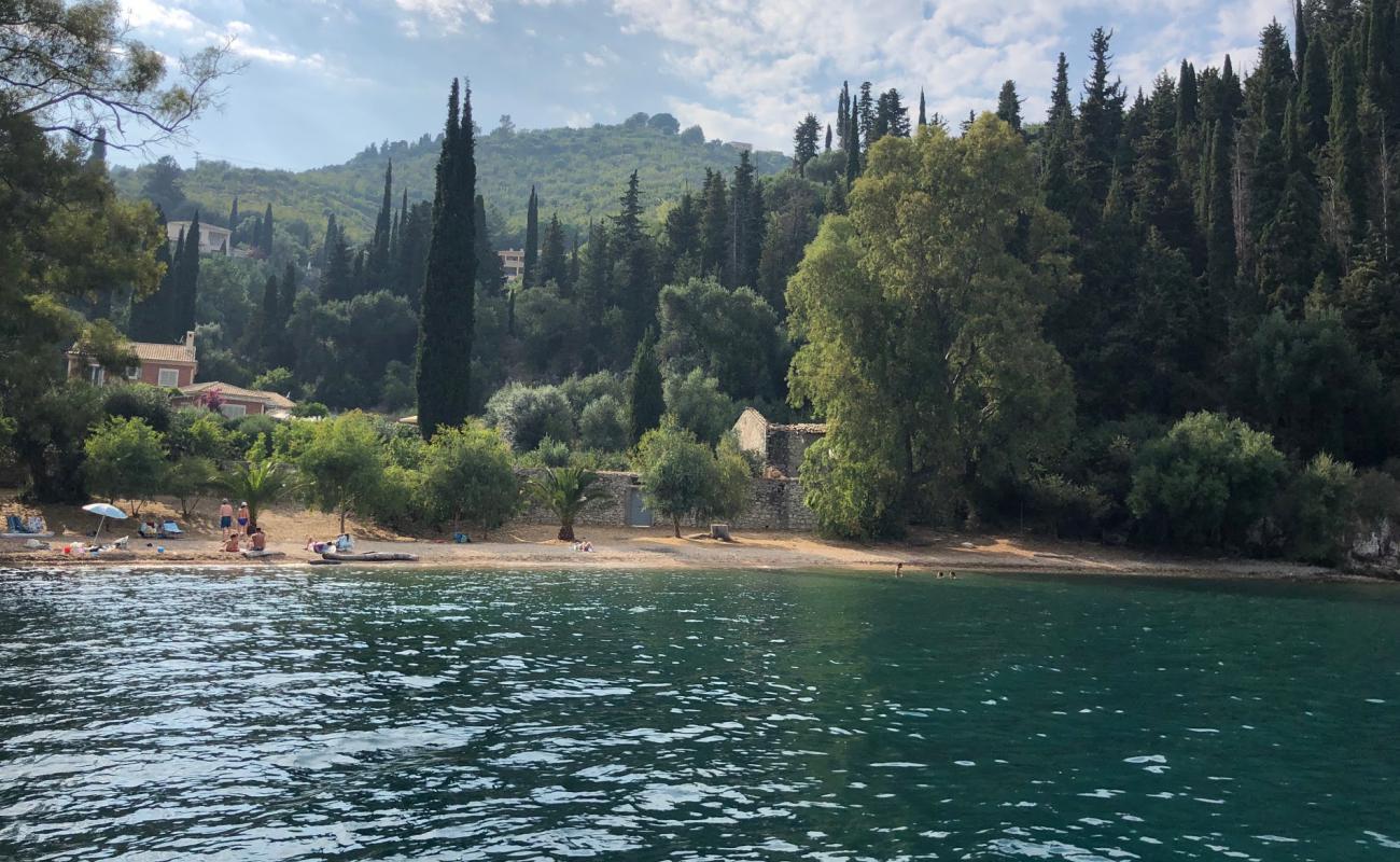 Foto af Chouchoulio Beach med brun fin sten overflade