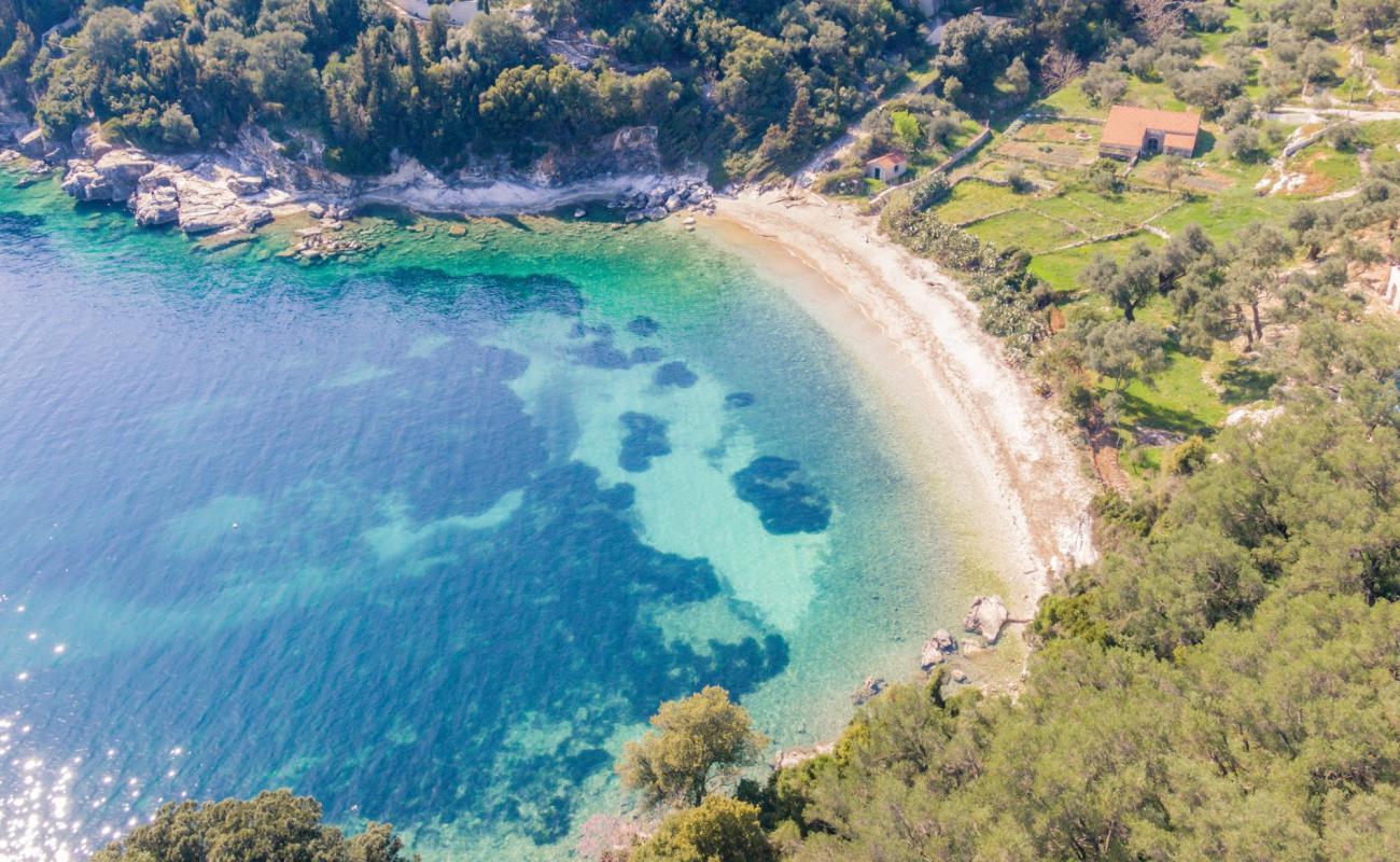 Foto af Gialiskari beach med let sten overflade