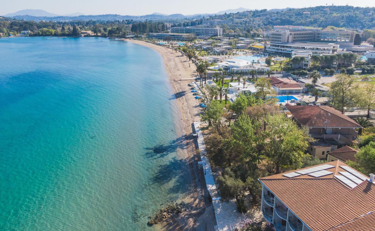 Foto af Dassia strand med let sand og småsten overflade