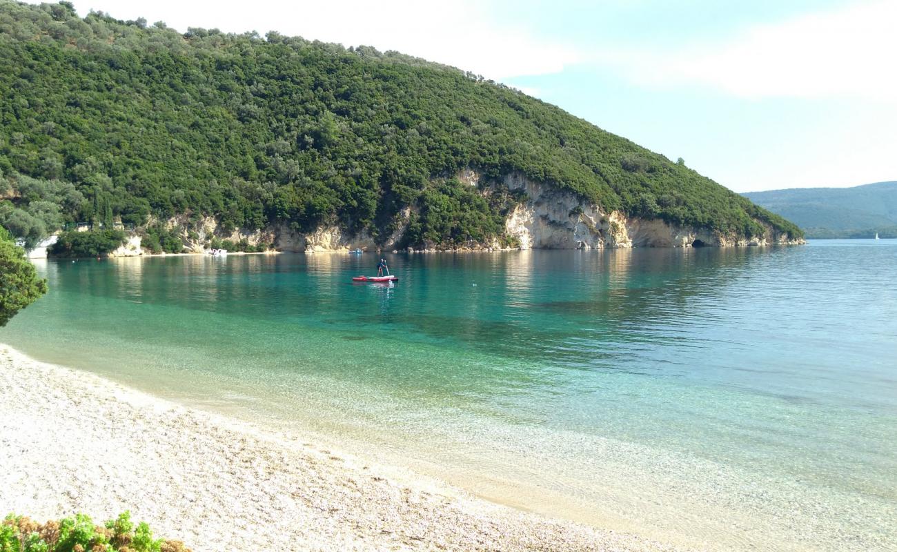 Foto af Desimi Beach med brun fin sten overflade