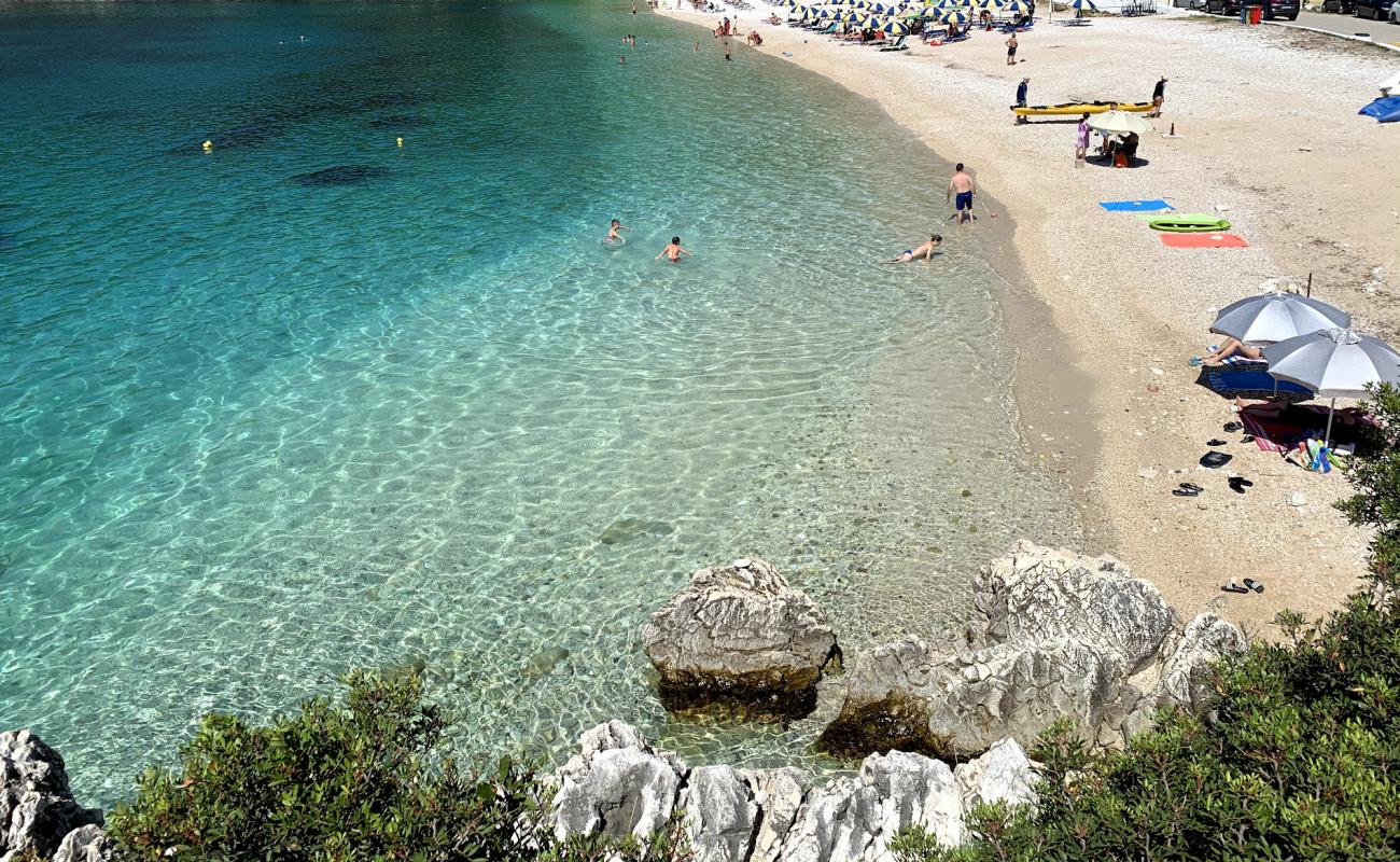 Foto af Mikros Gialos Strand med grå fin sten overflade