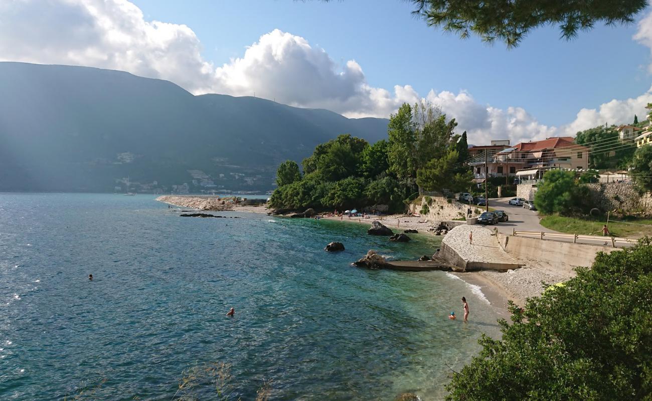 Foto af Small Vasiliki med let sand og småsten overflade